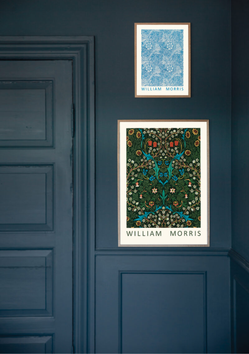 William Morris plakater Blue Marigold og Blackthorn på mørk væg