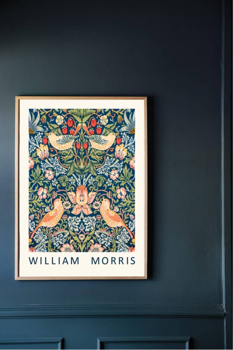 William Morris Plakat The Strawberry Thief på mørk væg